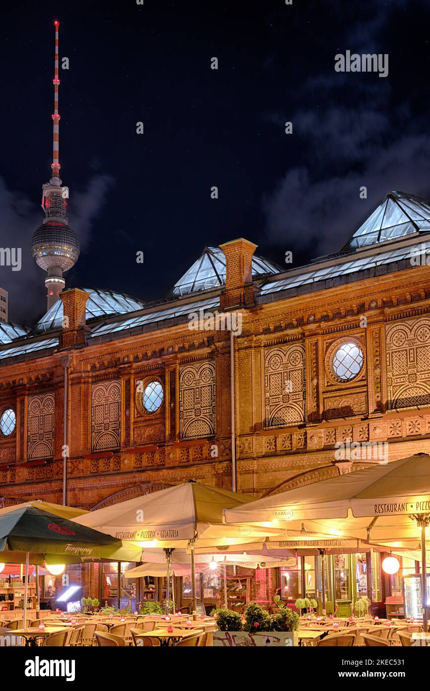 S-Bahn-Station Hackescher Markt und Fernsehturm bei Nacht. Berlin, Deutschland. Stockfoto