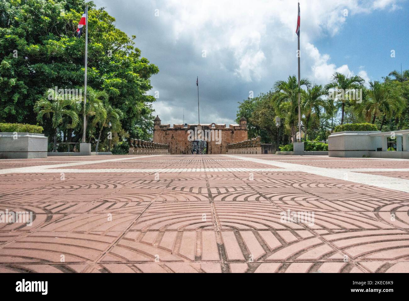 Nordamerika, Karibik, Großantillen, Hispaniola Island, Dominikanische Republik, Santo Domingo, Zona Colonial, Puerta del Conde Stadttor vor dem Altar de la Patria Stockfoto