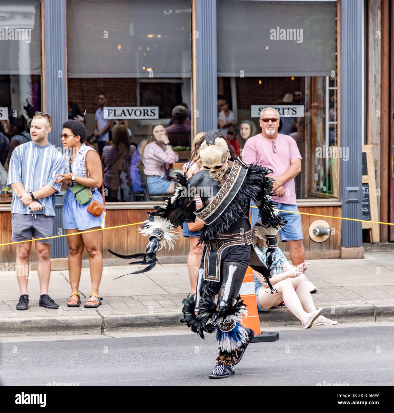 Mann, der als Skelett gekleidet ist und bei der Parade für das Franklin Rodeo in Franklin, Tennessee, tanzt Stockfoto