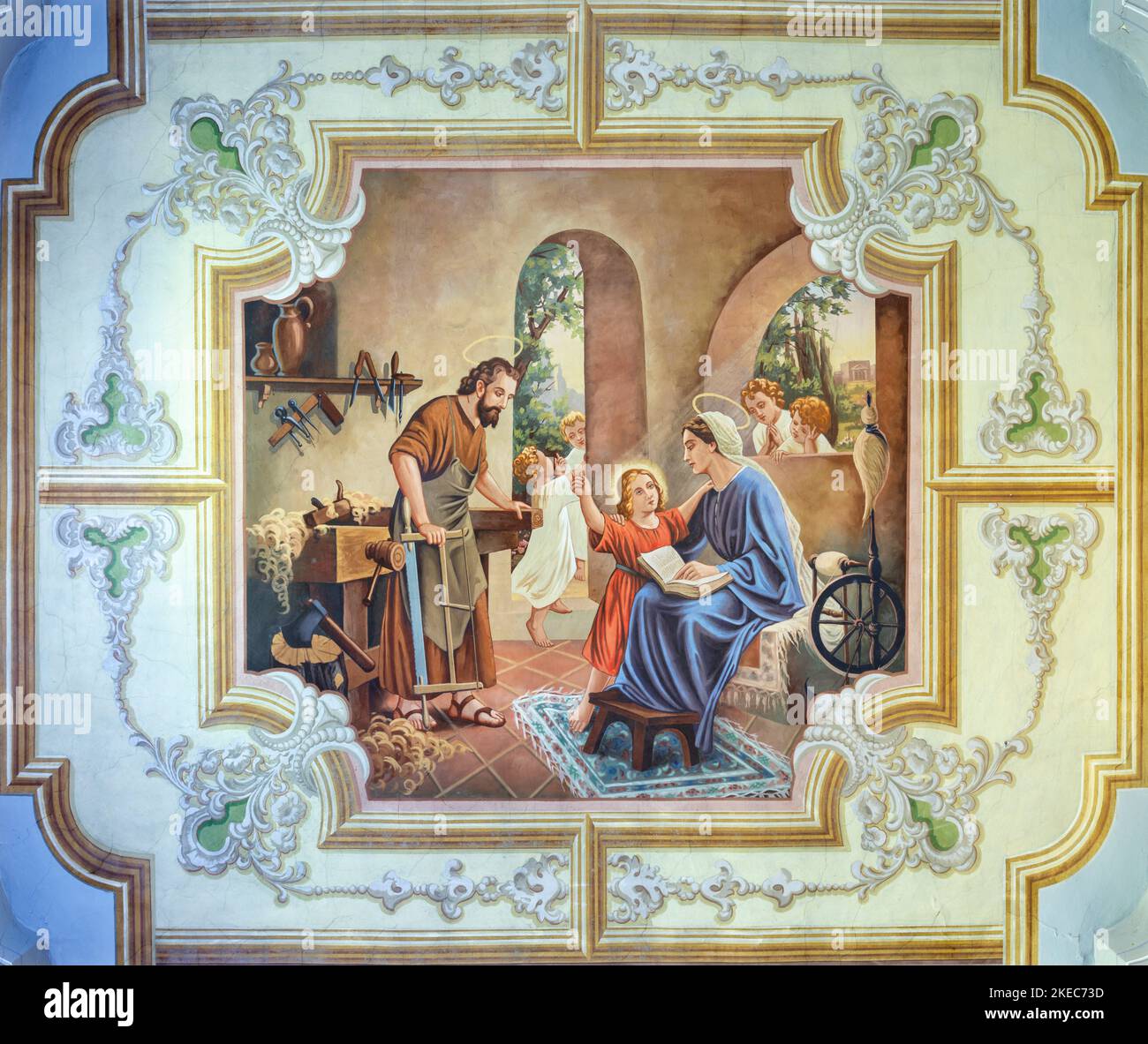 SEBECHLEBY, SLOWAKEI - OKTOBERT 8, 2022: Das Fresko der Heiligen Familie in der Pfarrkirche St. Michael von Jozef Antal (1963). Stockfoto