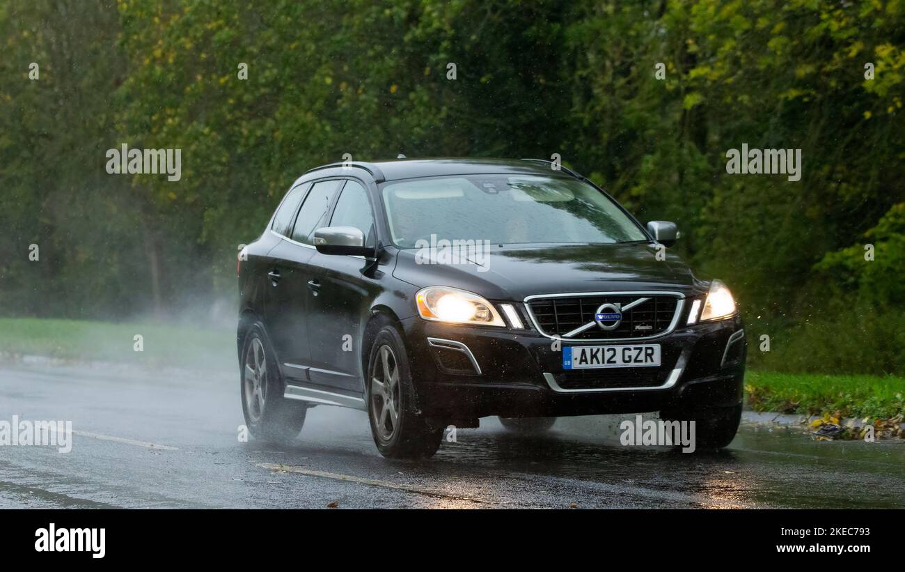 2012 Volvo XC60 Fahren im Regen auf nasser Straße Stockfoto