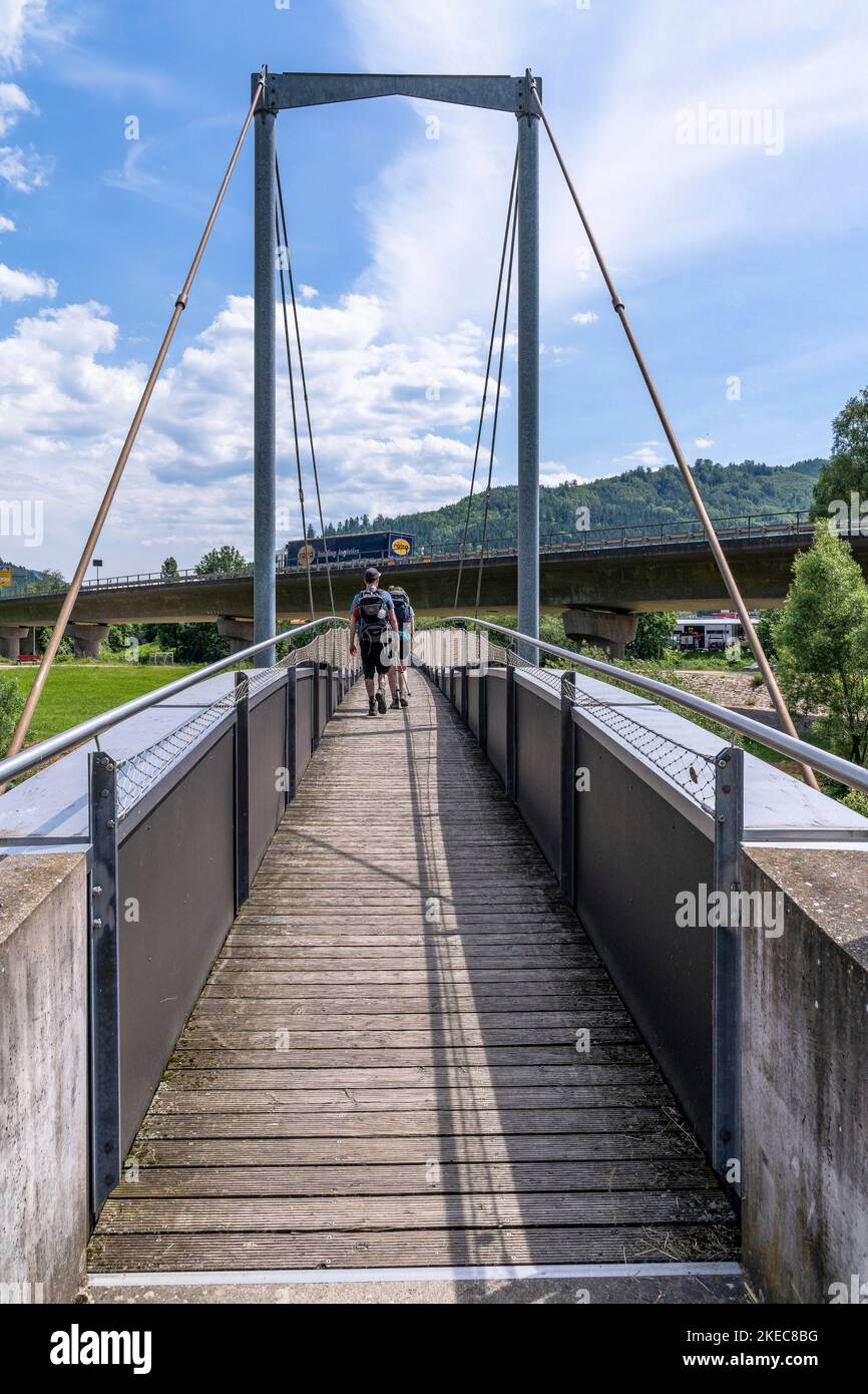 Europa, Deutschland, Süddeutschland, Baden-Württemberg, Schwarzwald, Fernwanderer überqueren die Kinzigbrücke in Richtung Hausach Stockfoto