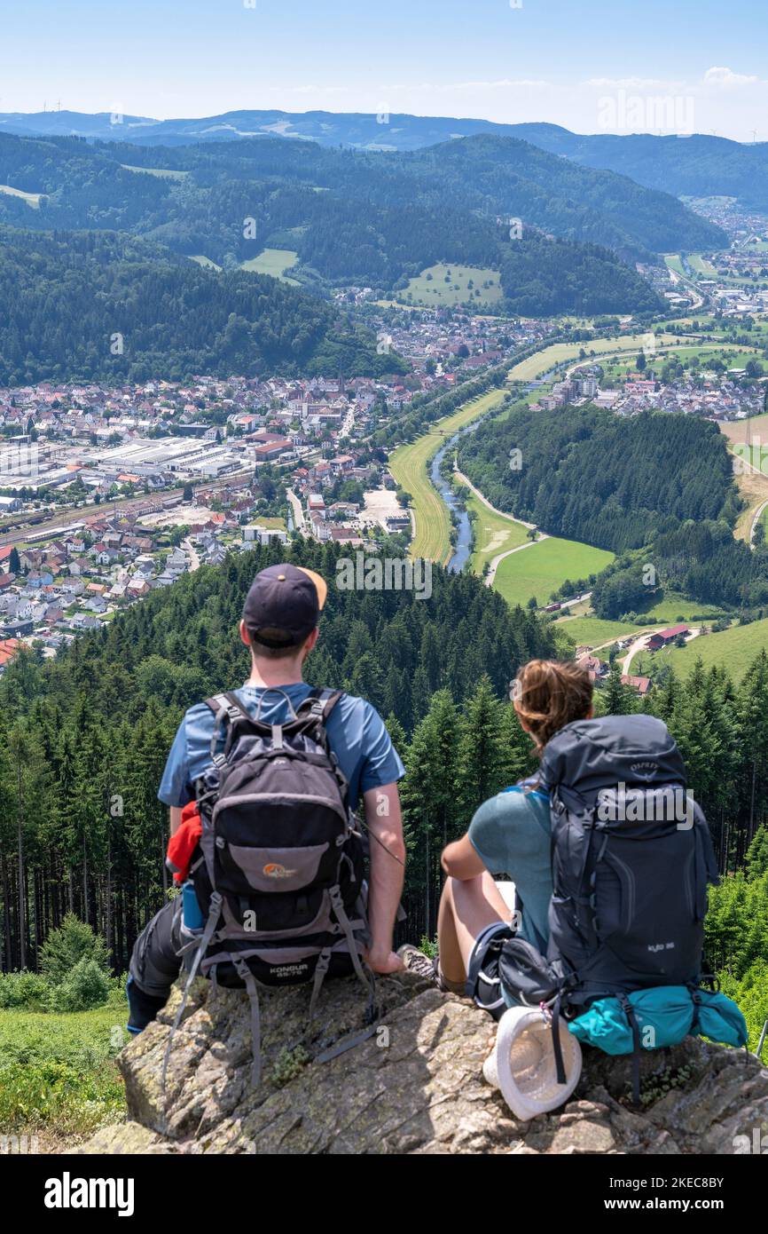 Europa, Deutschland, Süddeutschland, Baden-Württemberg, Schwarzwald, Wanderer genießen den Blick von Spitzfelsen über Hausach und das Kinzigtal Stockfoto