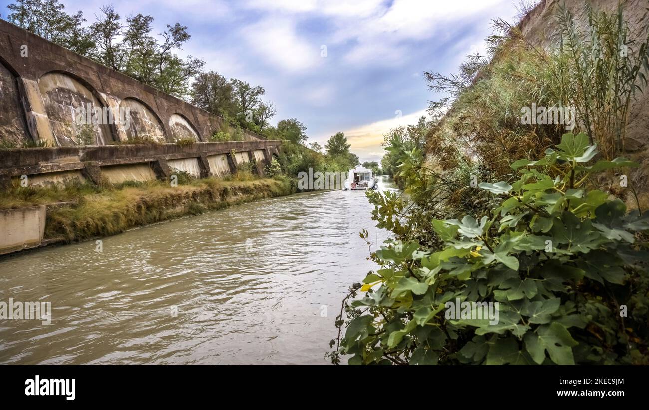 Canal du Midi am Nissan lez Enserune. UNESCO-Weltkulturerbe. Erbaut im 17. Jahrhundert. Stockfoto