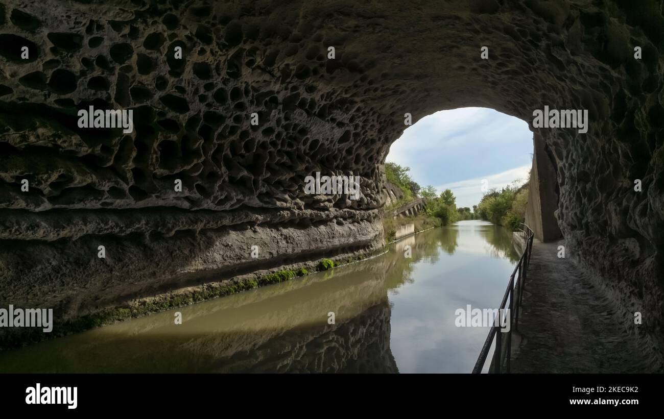Der Tunnel de Malpas bei Nissan lez Enserune ist 173 Meter lang und wurde 1679 gebaut. UNESCO-Weltkulturerbe. Stockfoto