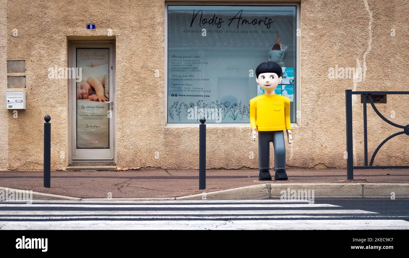 Warndummy am Straßenübergang vor der Schule in Coursan. Stockfoto