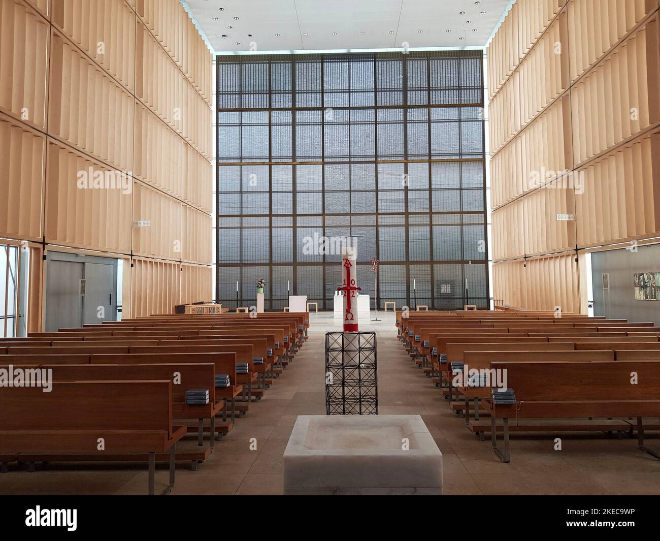 Herz-Jesu-Kirche, katholische Pfarrkirche, innen, München-Neuhausen, erbaut 1997 bis 2000, Architekten: Münchner Architekturbüro; Allmann, Sattler, Wappner, eröffnet November 26, 2000, hat das größte Kirchenportal der Welt, die gesamte Front besteht aus zwei Doppeltüren, die für Gottesdienste geöffnet sind. Stockfoto