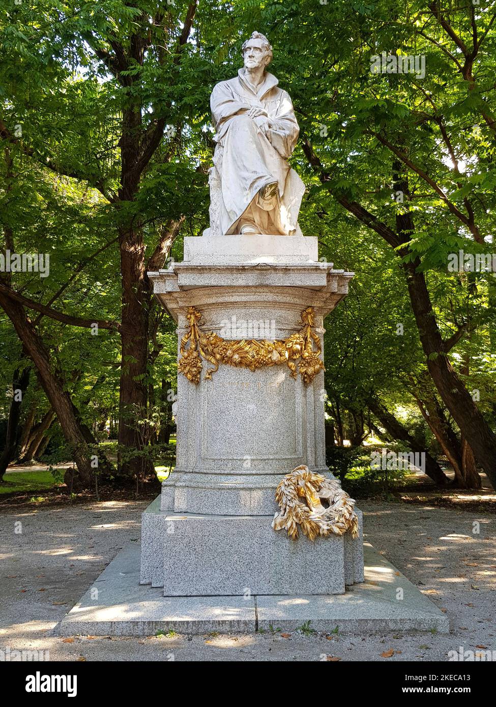 Denkmal Justus von Liebig, Chemiker, Carrara-Marmorskulptur, 1883 entworfen von Michael Wagmüller, Lage. Im Grünen des Maximilianxplatzes. Stockfoto