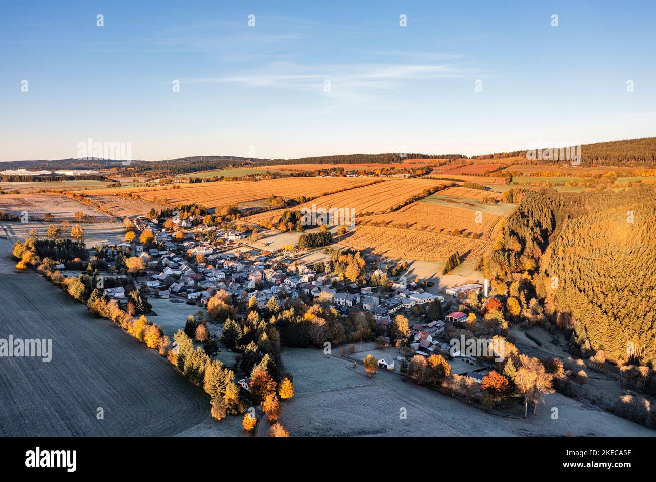 Deutschland, Thüringen, Großbreitenbach im Hintergrund, Friedersdorf, Felder, Wald, Berge, Luftbild, Morgenlicht Stockfoto