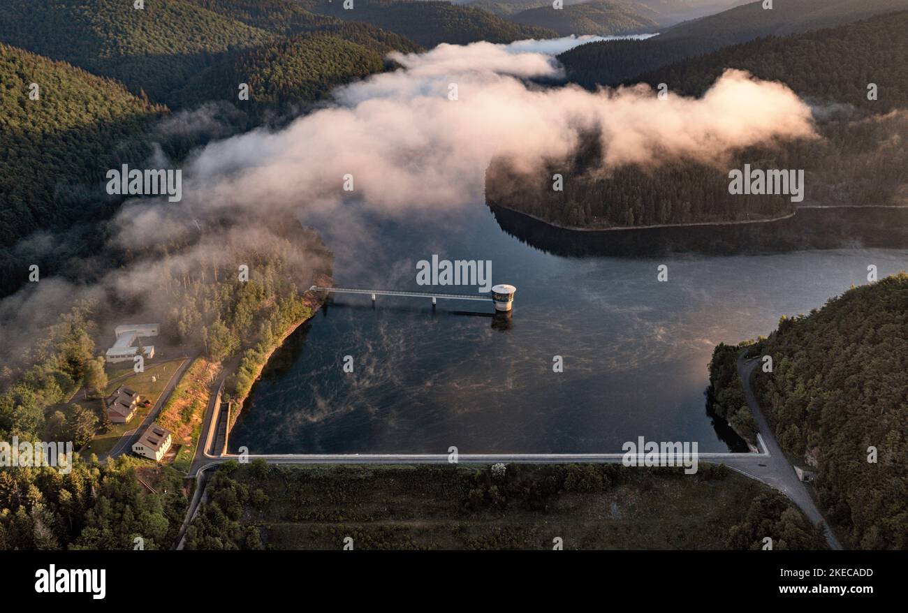 Deutschland, Thüringen, Schleusegrund, Schönbrunn, Schönbrunn, Staumauer, teilweise niedrige Wolke, Landschaft, Wald, Berge, Morgenlicht, Übersicht, schräge Ansicht, Luftaufnahme Stockfoto