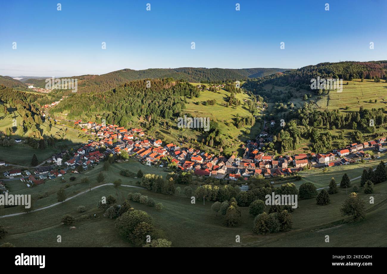 Deutschland, Thüringen, Schleusegrund, Schönbrunn, Dorf, Berge, Wald, Übersicht, Morgenlicht, Luftaufnahme Stockfoto