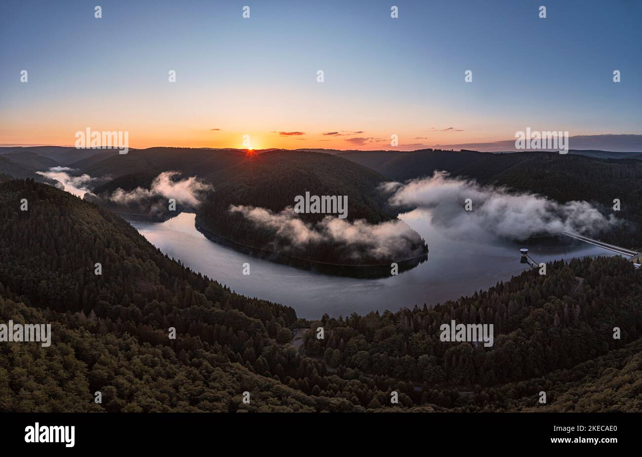 Deutschland, Thüringen, Schleusegrund, Schönbrunn, Schönbrunn, Landschaft, teils niedrige Wolken, Wald, Berge, Täler, sonnenaufgang, Hintergrundbeleuchtung, Übersicht Stockfoto