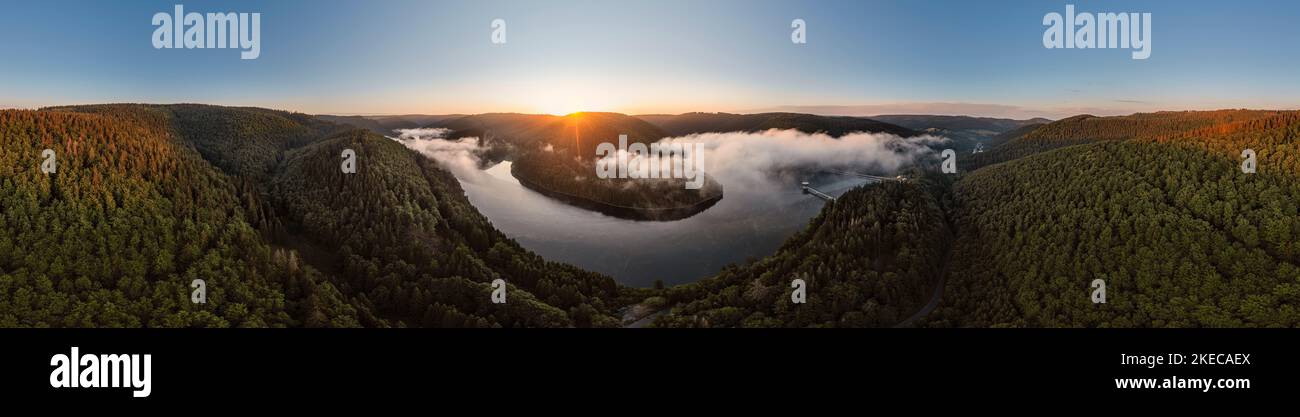 Deutschland, Thüringen, Schleusegrund, Schönbrunn, Schönbrunn, Landschaft, teils niedrige Wolken, Wald, Berge, Täler, sonnenaufgang, teilweise Hintergrundbeleuchtung, 36ö Panorama Stockfoto