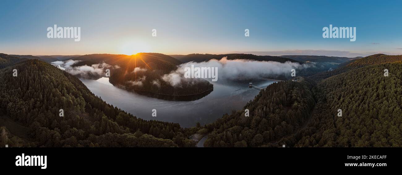 Deutschland, Thüringen, Schleusegrund, Schönbrunn, Schönbrunn, Landschaft, teils niedrige Wolken, Wald, Berge, Täler, sonnenaufgang, Hintergrundbeleuchtung, Panoramafoto Stockfoto