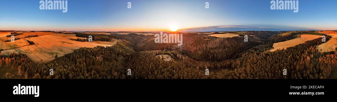 Deutschland, Thüringen, Remptendorf, Weisbach, Wysburg, grundmauern, Berge, Täler, Wald, Eisenbahnbrücke, sonnenaufgang, Übersicht, Luftaufnahme, 36ö Panorama Stockfoto