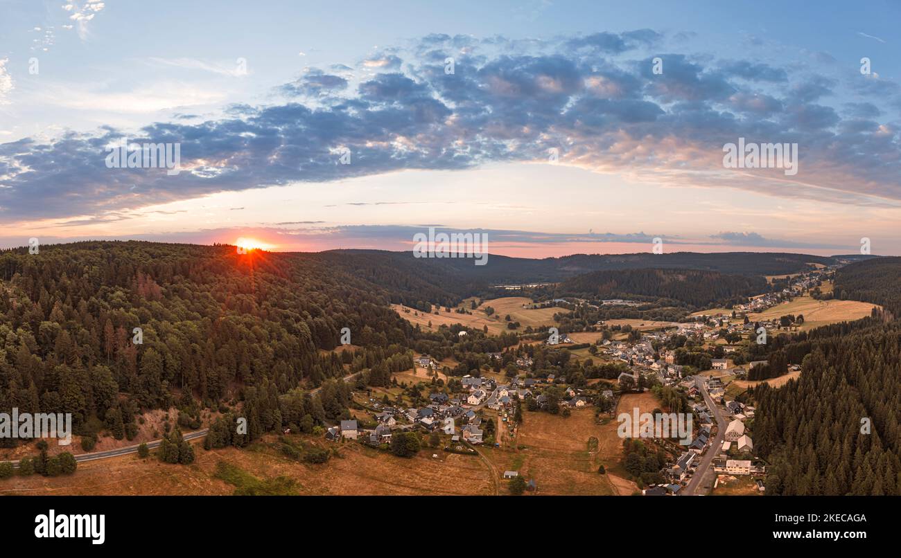 Deutschland, Thüringen, Neuhaus am Rennweg, Scheibe-Alsbach, Dorf, Tal, Wald, Berge, Sonnenaufgang, Rücklicht Stockfoto
