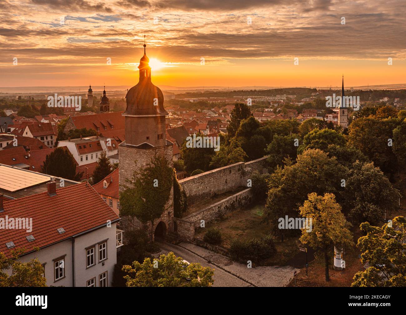 Deutschland, Thüringen, Arnstadt, Stadt, Neutorturm, Stadtmauer, Straße, Oberkirche im Hintergrund, Neideckturm im Hintergrund, Jacobsturm im Hintergrund, sonnenaufgang, Rücklicht Stockfoto