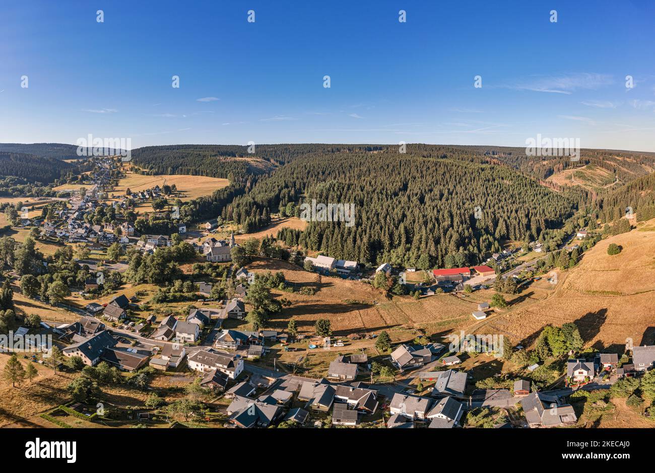 Deutschland, Thüringen, Neuhaus am Rennweg, Scheibe-Alsbach, Dorf, Wald, Berge, Übersicht, Luftaufnahme Stockfoto