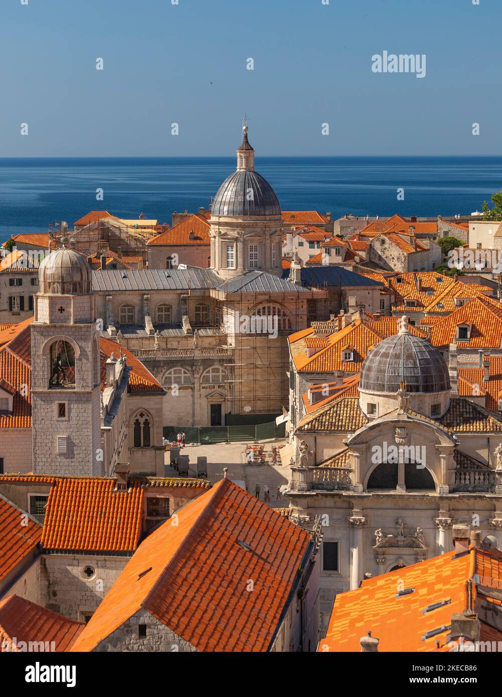 DUBROVNIK, KROATIEN, EUROPA - Kathedrale der Himmelfahrt der Jungfrau Maria, hinter der Mauer der Altstadt. Stockfoto