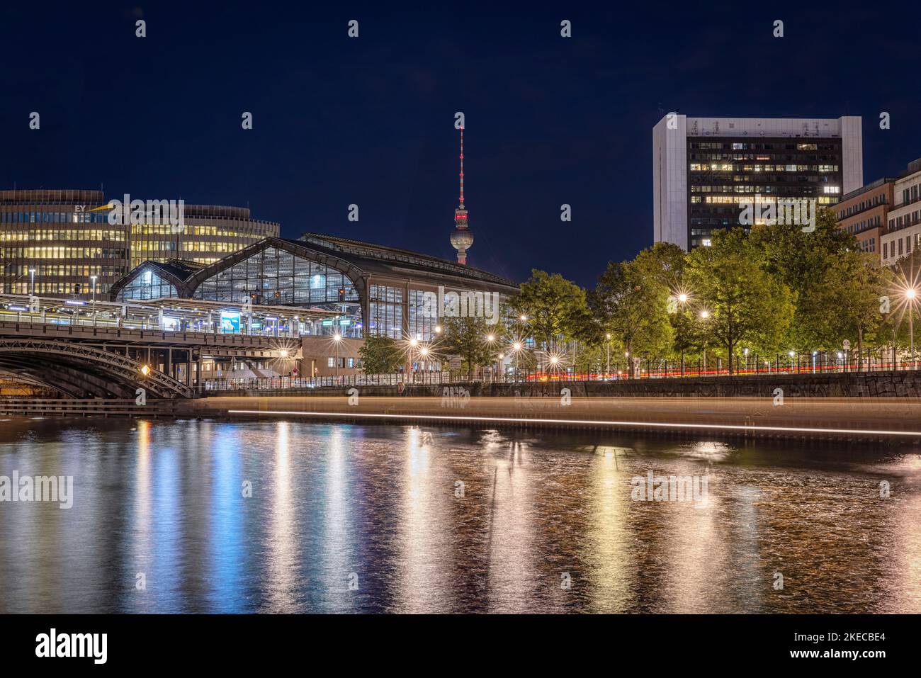 Bahnhof Friedrichstraße und Spree bei Nacht. Belin, Deutschland. Stockfoto