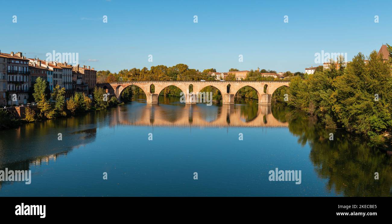 Alte Brücke über den Fluss Tarn in Montauban, in Tarn et Garonne, in der französischen Region von Kokitanien Stockfoto