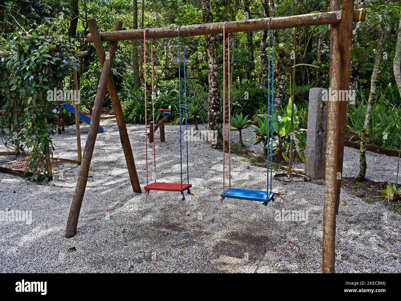 Holzschaukeln auf dem Spielplatz in Teresopolis, Rio de Janeiro, Brasilien Stockfoto
