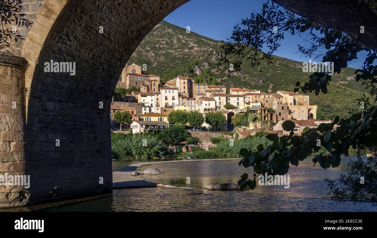 Blick auf Roquebrun und den Fluss Orb. Brücke über den Fluss. Das Hotel liegt im Regionalen Naturpark Haut-Languedoc Stockfoto