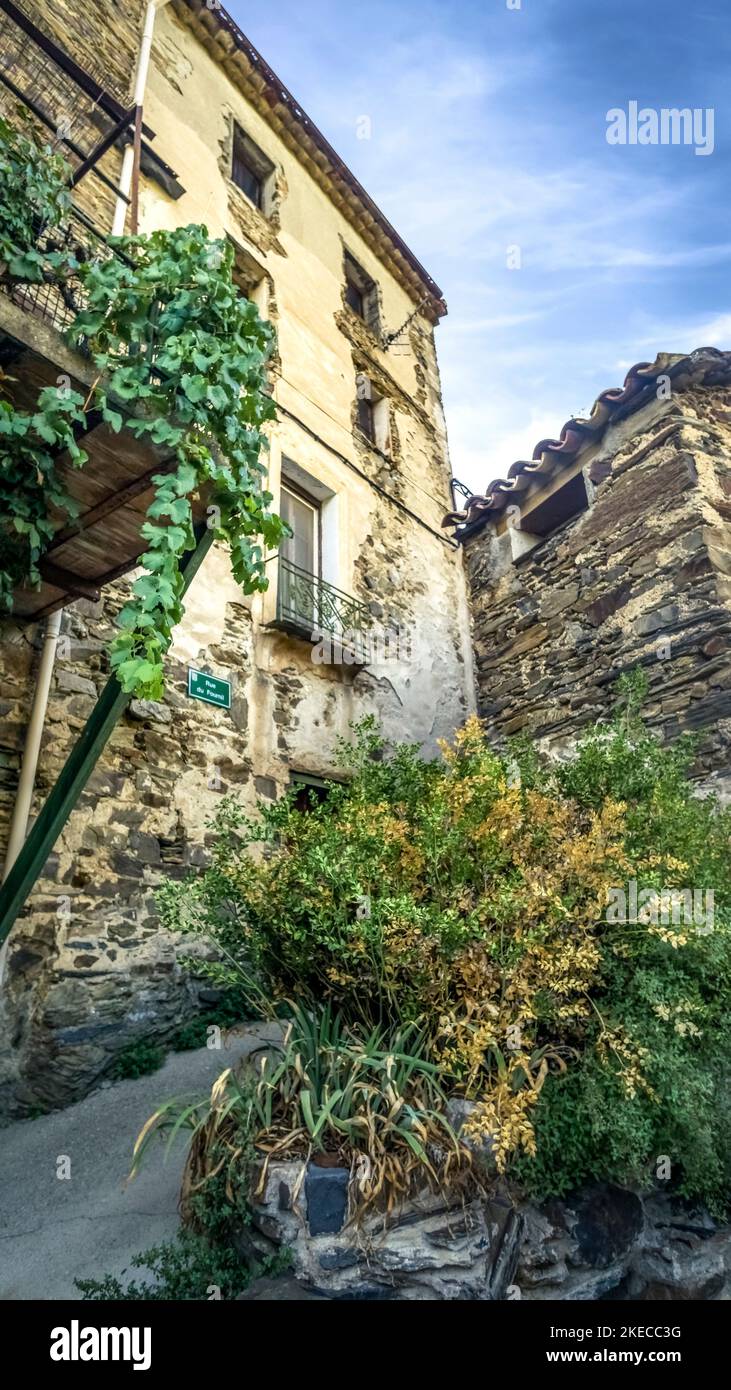 Dorfstraße in Laurenque. Der Weiler ist direkt auf dem schwarzen Schiefer des Berges gebaut. Die Häuser sind aus dem gleichen Material. Stockfoto