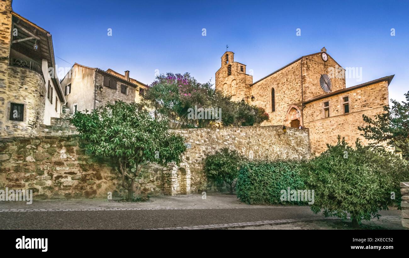 Kirche Saint-André in Roquebrun. Beginn des Bauwerks, das im XVIII. Jahrhundert entstanden ist. Stockfoto