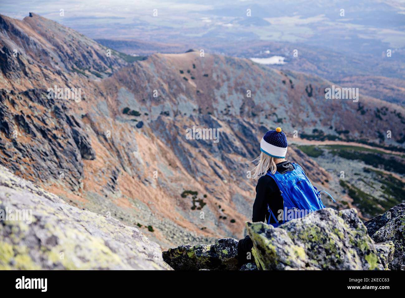 Die schöne blonde Frau genießt den Moment beim Wandern in der Slowakischen Tatra auf dem Berg Kryvan. Stockfoto