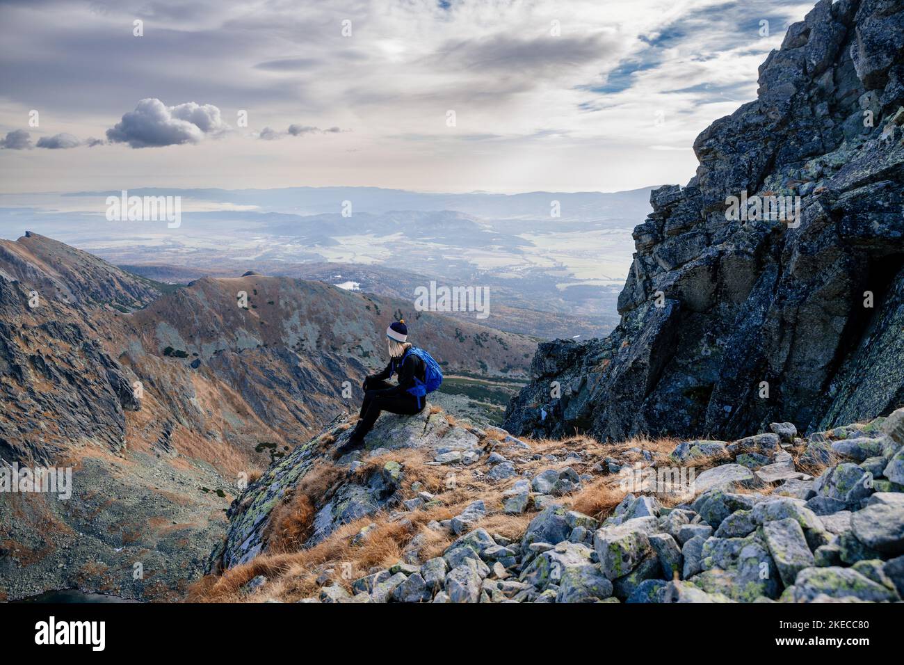 Die schöne blonde Frau genießt den Moment beim Wandern in der Slowakischen Tatra auf dem Berg Kryvan. Stockfoto