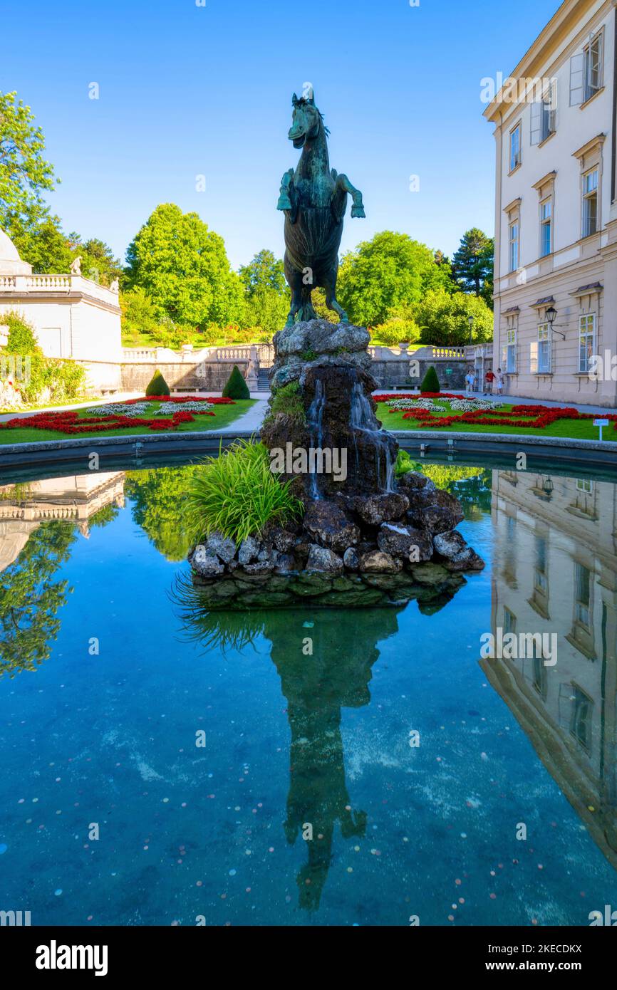 Pegasus-Bronzeskulptur vor dem Schloss im Mirabellgarten in Salzburg, Österreich, Europa Stockfoto