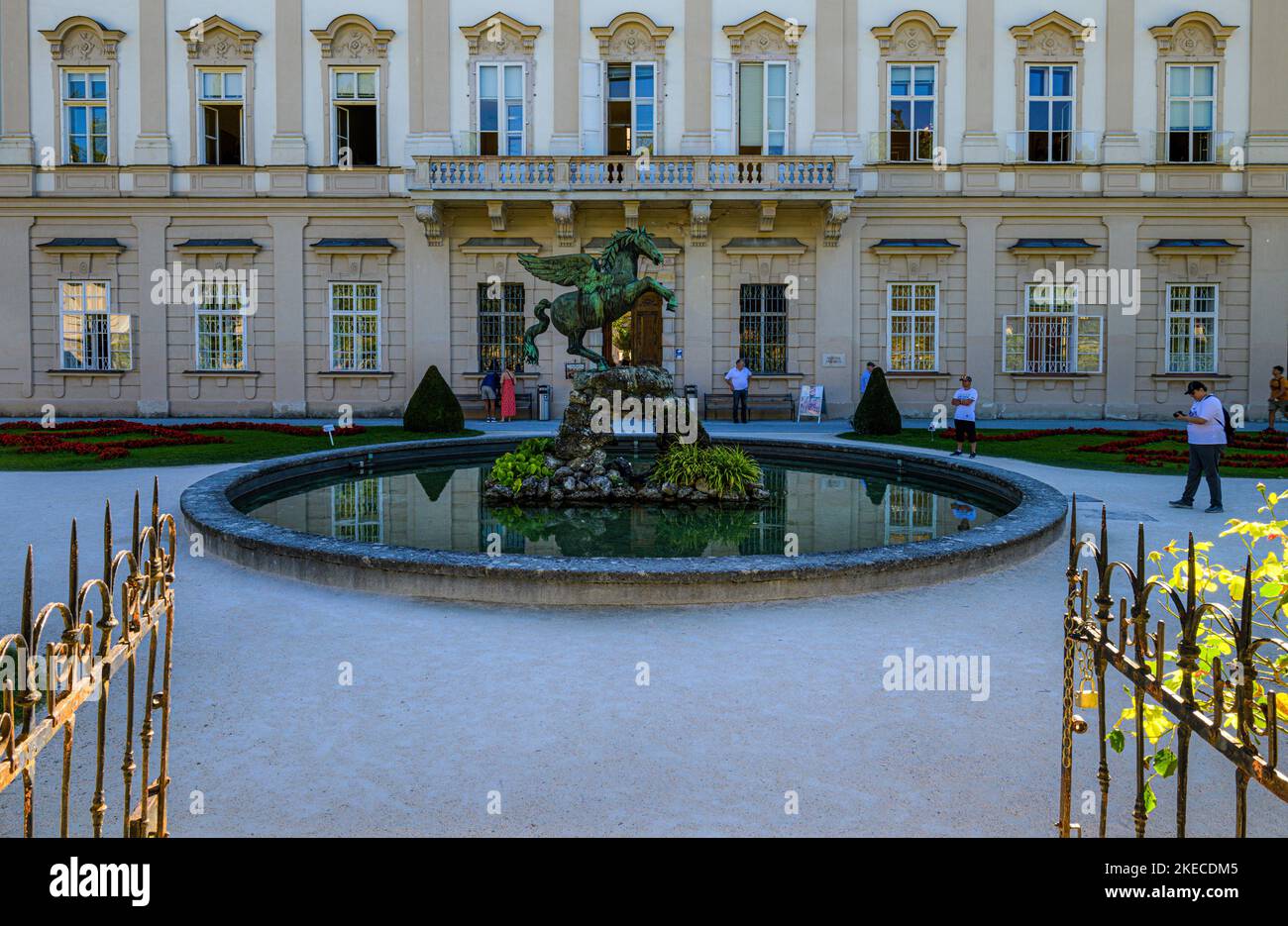 Pegasus-Bronzeskulptur vor dem Schloss im Mirabellgarten in Salzburg, Österreich, Europa Stockfoto