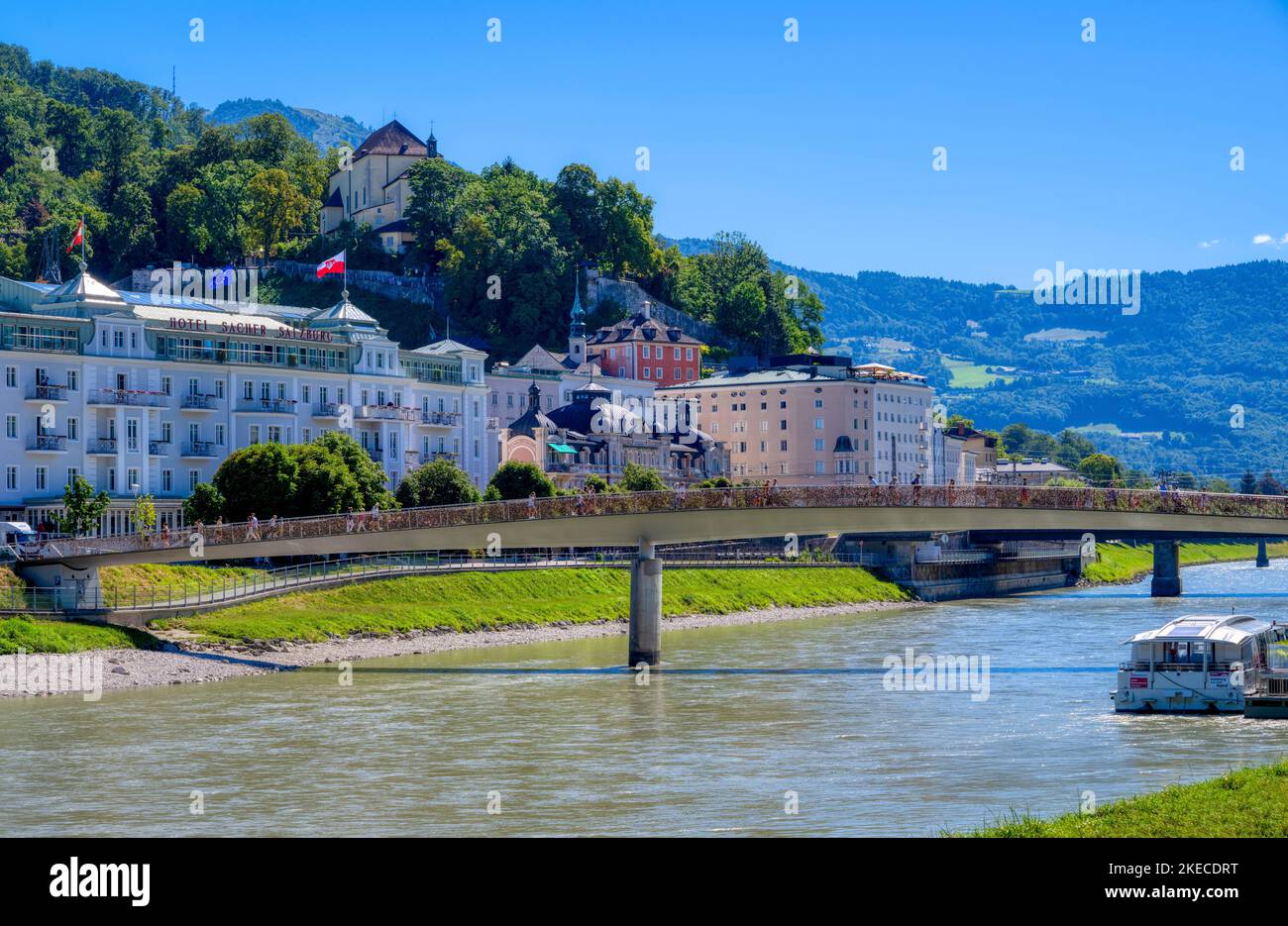 Liebesschlösser im Makartsteg, Blick auf das Hotel Sacher, Salzburg, Österreich, Europa Stockfoto