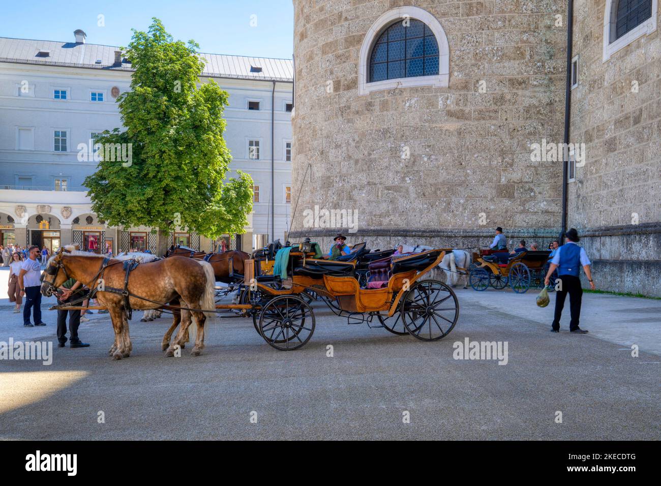 Pferdekutschen am Residenzplatz in der Altstadt von Salzburg, Österreich, Europa Stockfoto