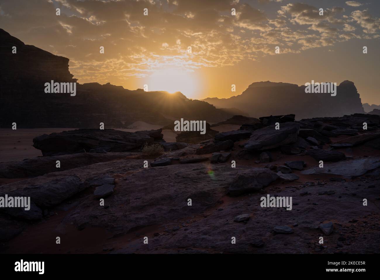 Wadi Rum Sonnenuntergang am Abend bei Dämmerung in Jordanien Stockfoto