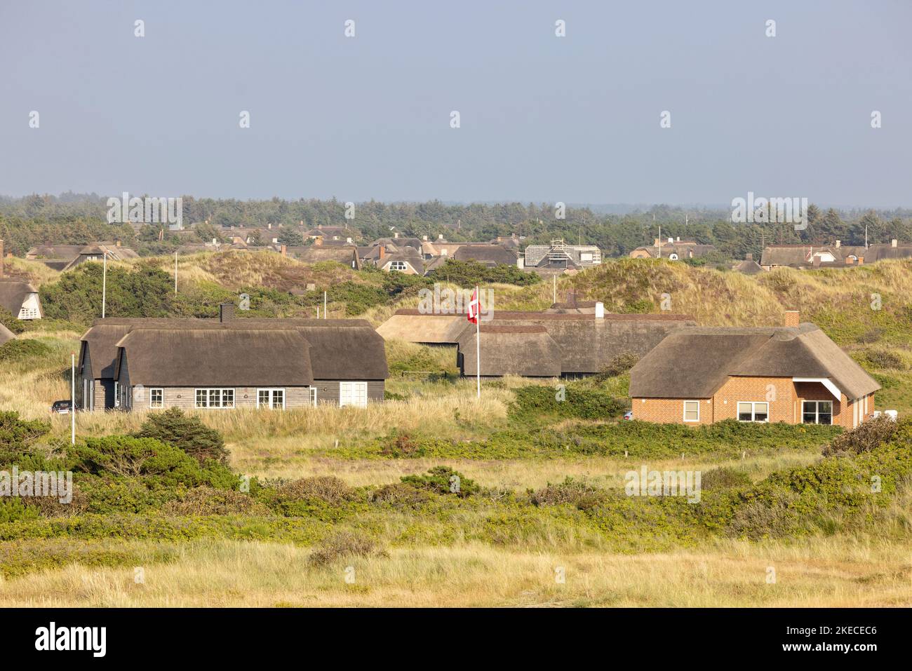 Blick über die Dünenlandschaft auf die Häuser von Blavand und den Nordseestrand Stockfoto