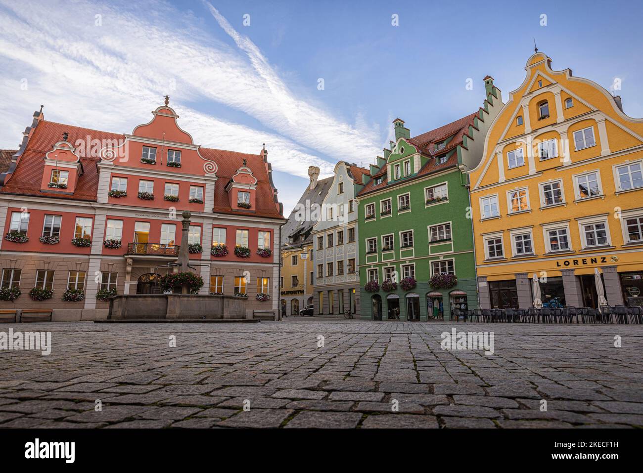 Bunte Häuser auf dem mittelalterlichen Marktplatz in Memmingen, Bayern, Deutschland. Stockfoto