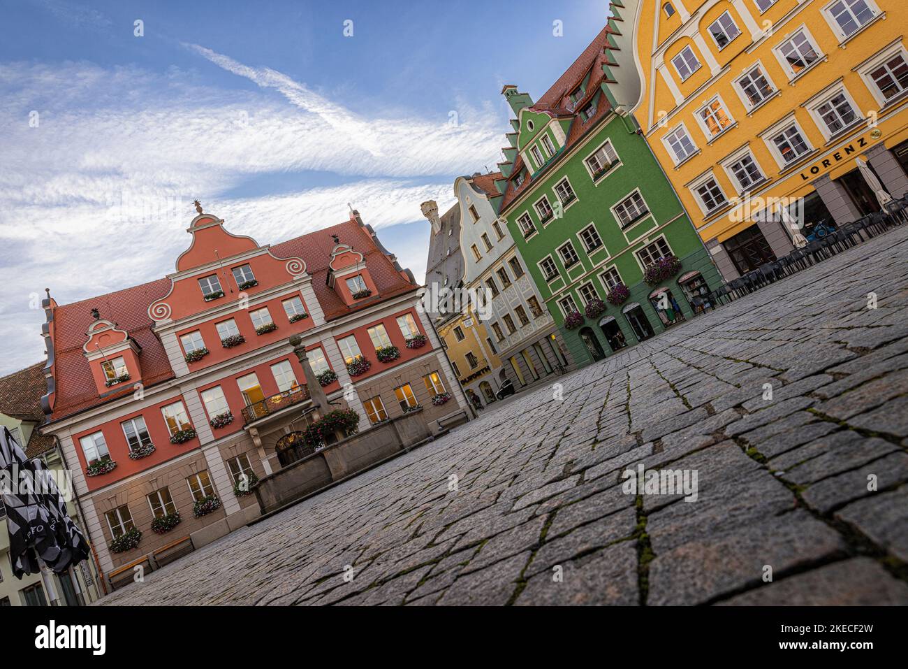 Bunte Häuser auf dem mittelalterlichen Marktplatz in Memmingen, Bayern, Deutschland. Stockfoto