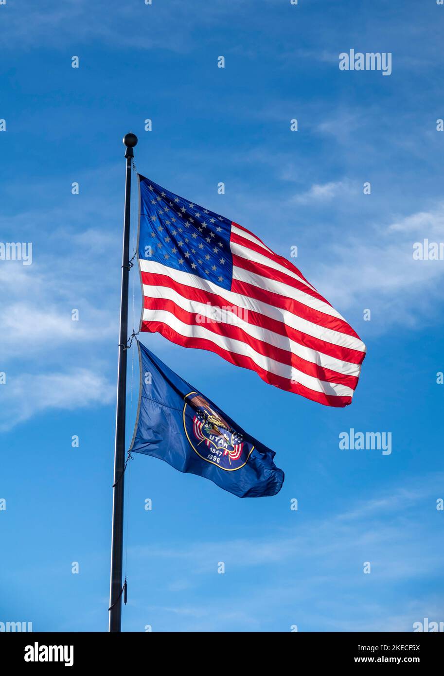 Flagge der Vereinigten Staaten von Amerika und die Flagge von Utah vor dem Capitol in Salt Lake City. Stockfoto