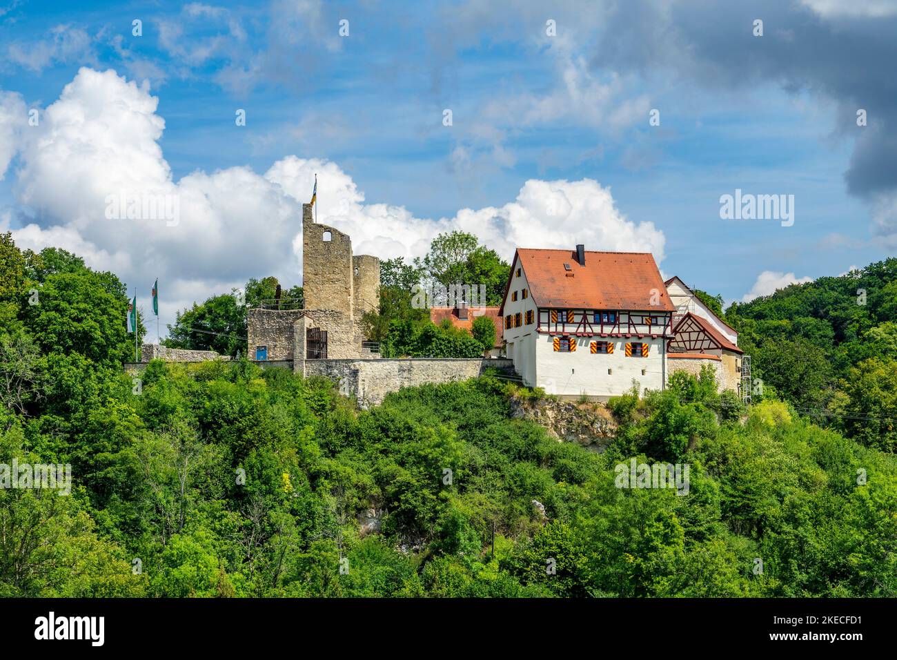Das Schloss Derneck (14.. Jahrhundert) wird heute vom Schwäbischen Alb als Wanderheim genutzt. Das Schloss liegt im Lautertal am Schwäbischen-Alb-Südrand-Weg und ist ein beliebtes Wanderziel. Stockfoto