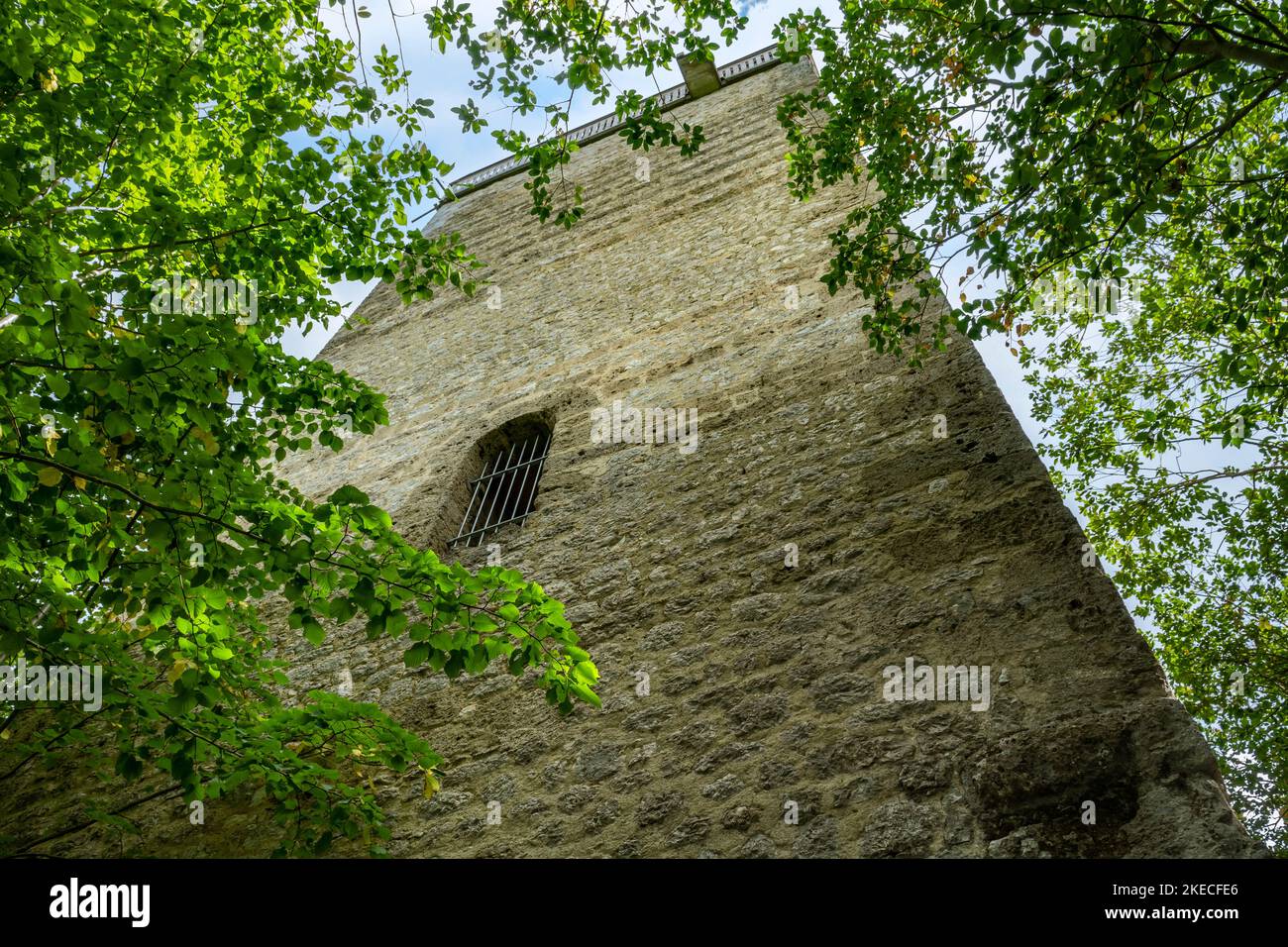 Die Ruine Reichenstein liegt auf einem kleinen Sporn am rechten Rand des Lautertals. Die Burg wurde zwischen 1230 und 1250 erbaut. Nur der Staushalt und der Nackengraben wurden aus dem Komplex erhalten. Stockfoto