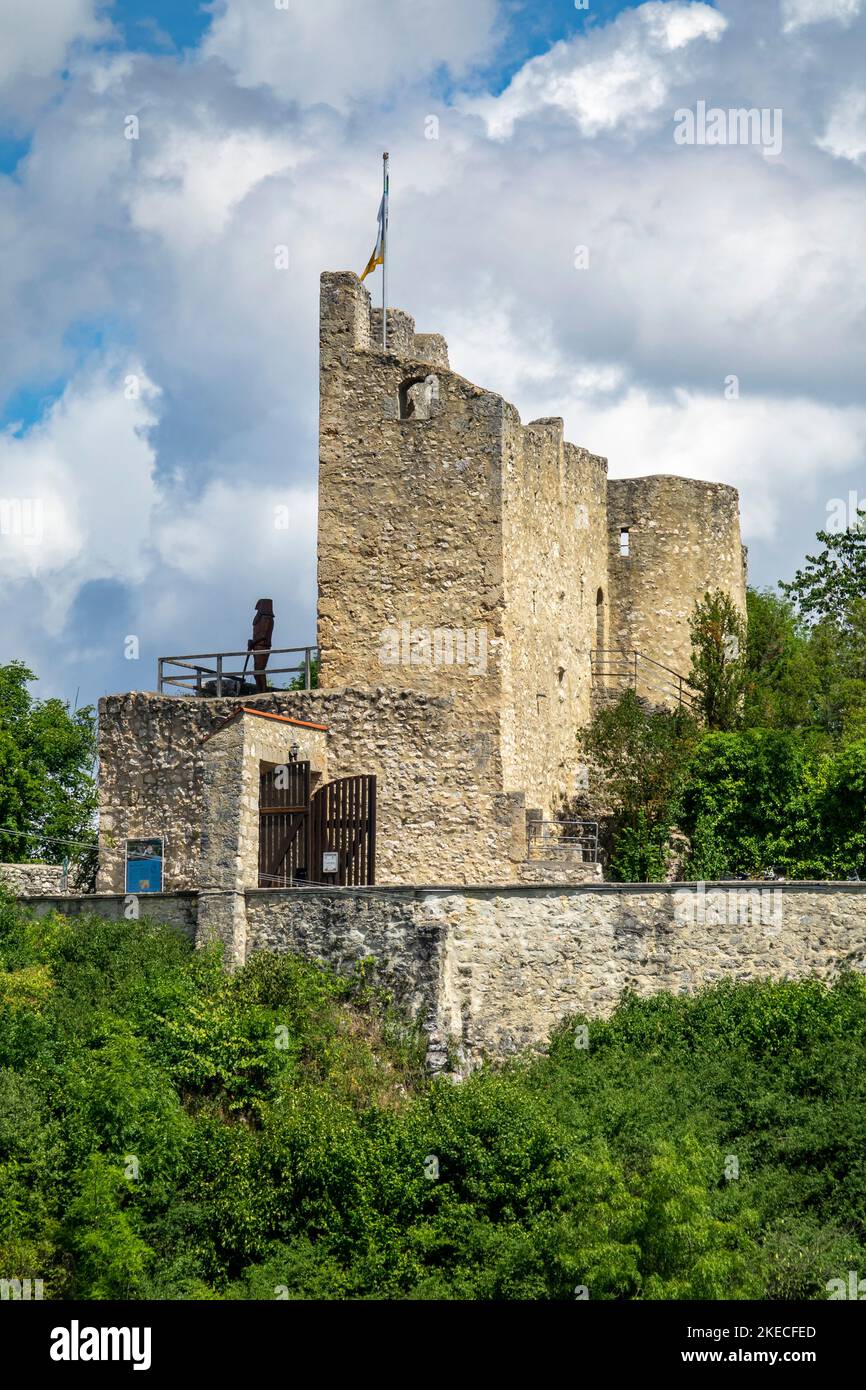 Das Schloss Derneck (14.. Jahrhundert) wird heute vom Schwäbischen Alb als Wanderheim genutzt. Das Schloss liegt im Lautertal am Schwäbischen-Alb-Südrand-Weg und ist ein beliebtes Wanderziel. Stockfoto