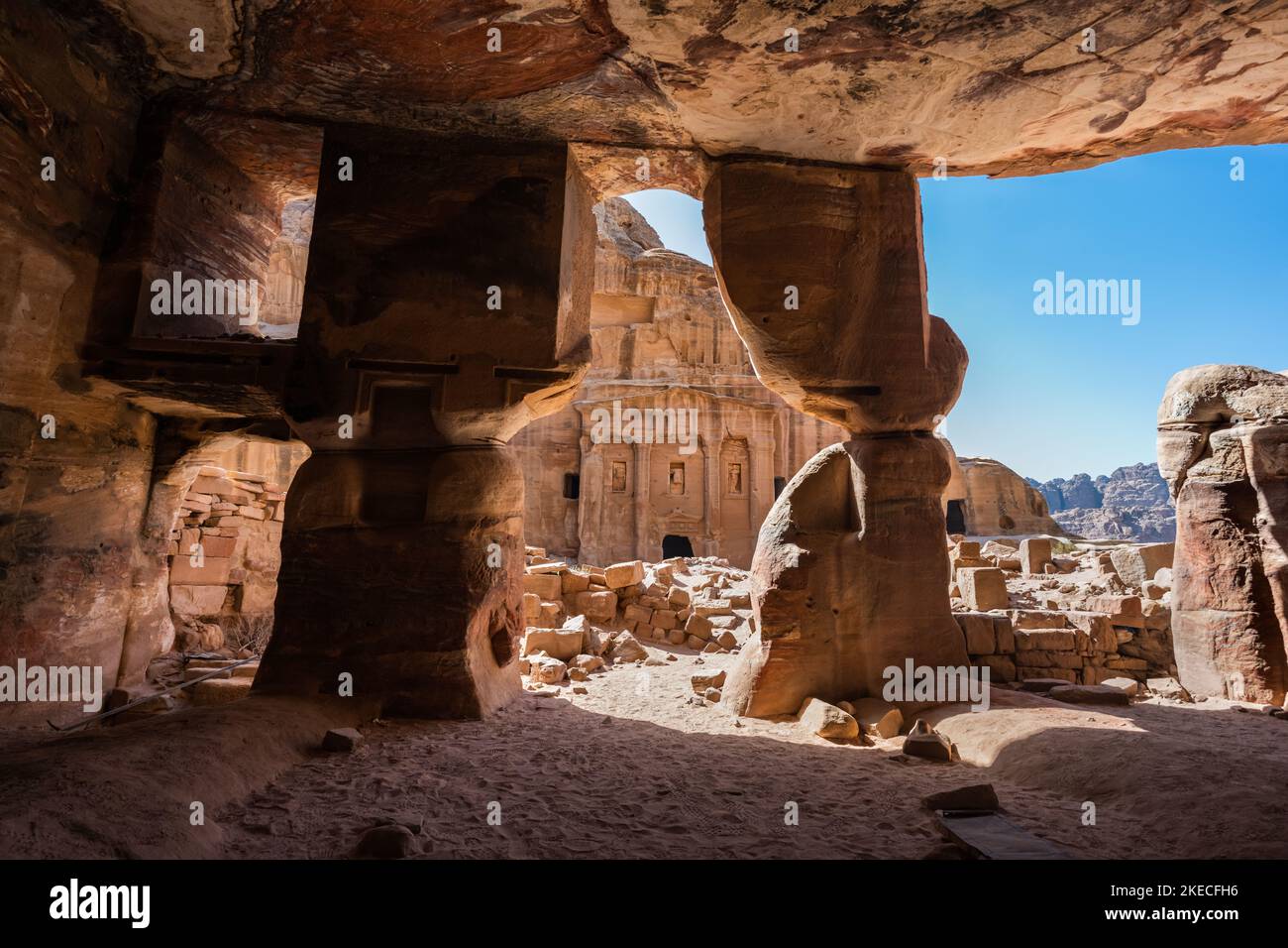 Grab des römischen Soldaten vom farbigen Triclinium in Petra, Jordanien aus gesehen Stockfoto