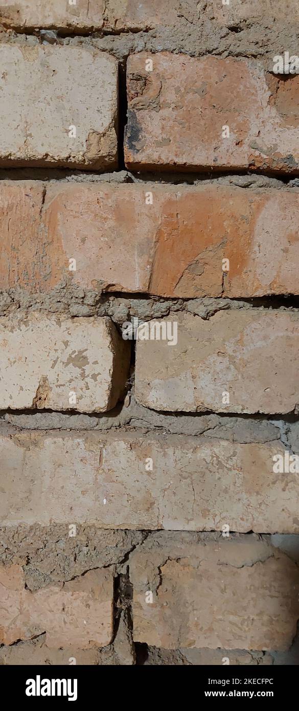 Rote Backsteinmauer. Raues Mauerwerk. Hochwertige Fotos Stockfoto