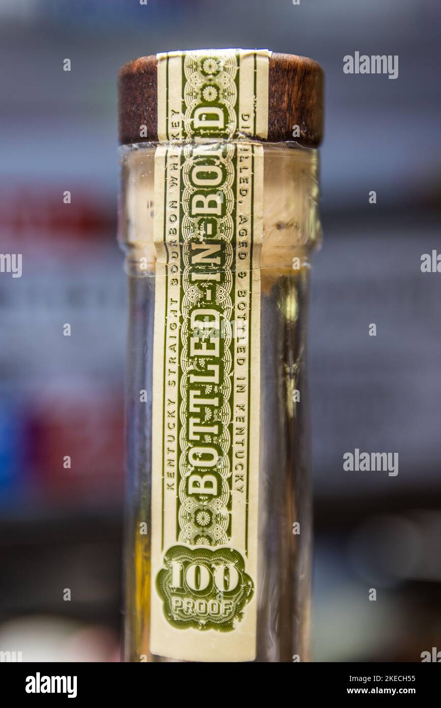 Eine Flasche der Marke Costco Kirkland, abgefüllt in Bond Whiskey von Barton Distillers Stockfoto