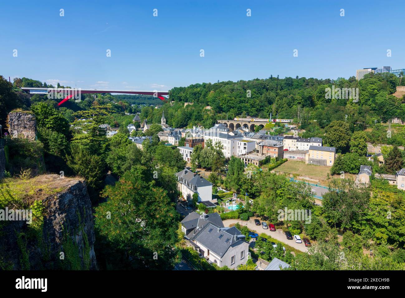 Luxemburg Stadt (Lëtzebuerg / Luxemburg), Alzette Tal und Bezirk Pfaffenthal, Großherzogin Charlotte Brücke (Rote Brücke), Eisenbahnviadukt, Plateau Kirchberg in der Altstadt, Luxemburg Stockfoto