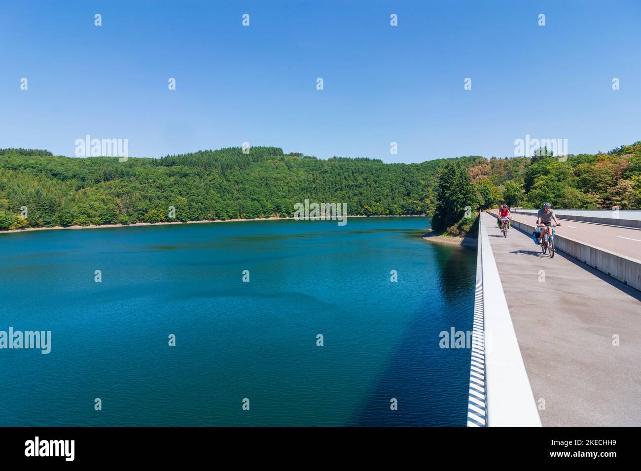 Esch-sur-Sure (Esch-Sauer), Staudamm des Stausees Upper Sure Lake (Lac de la Haute-Sure, Obersauer-Stausee) in Luxemburg Stockfoto