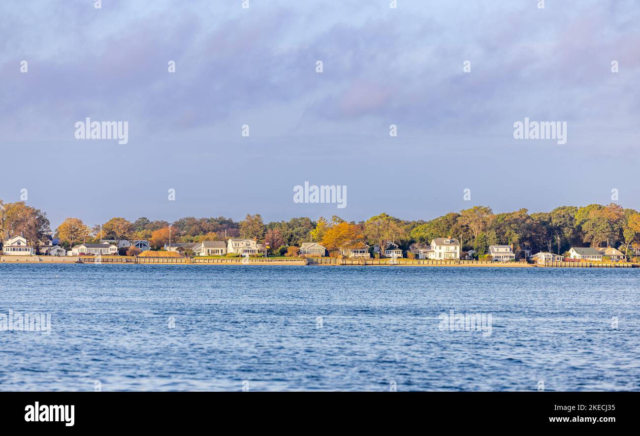 Das Bild wurde vom Wasser der Häuser am Wasser auf dem Bay Shore Drive, Greenport, NY, aufgenommen Stockfoto