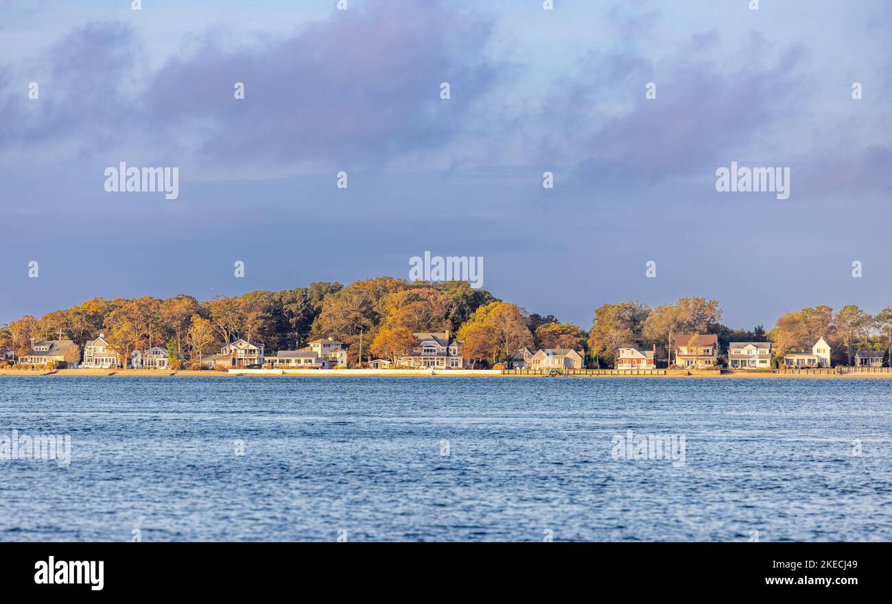 Das Bild wurde vom Wasser der Häuser am Wasser auf dem Bay Shore Drive, Greenport, NY, aufgenommen Stockfoto